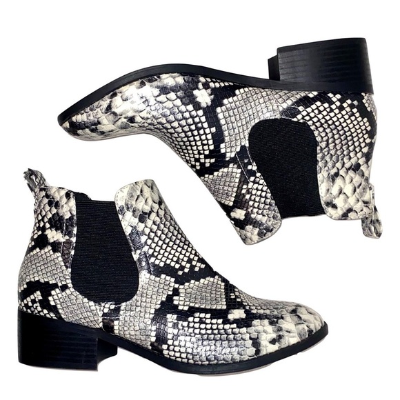CITY CLASSIFIED Chelsea Snake Embossed Print Black & White Booties Size 7.5 - Picture 8 of 10